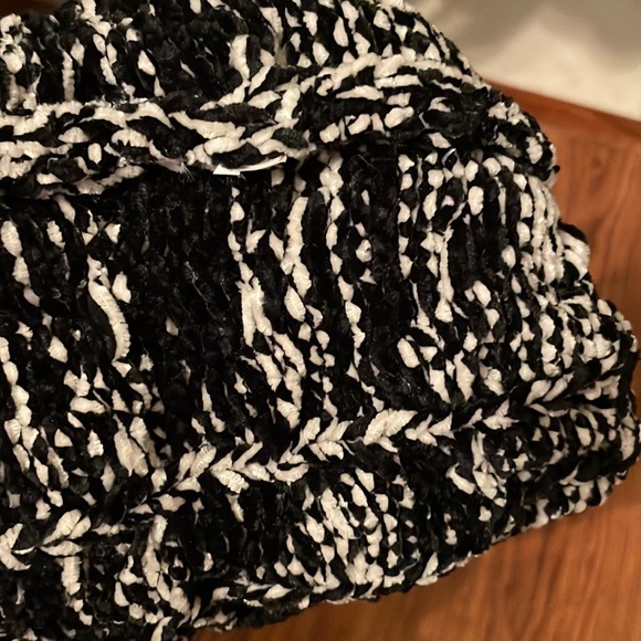 Soft chenille knit beanie - Picture 5 of 6